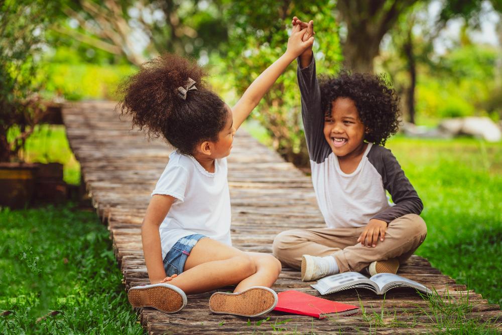 two children playing outside | family dentistry kauai